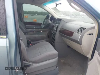 2010 Chrysler Town & Country Touring z VIN 2A4RR5D13AR456900, wystawiony jako IAAI lot #42125829 z przebiegiem 251 276 mil mil oraz . Historia ofert i sprzedaży dostępna na DreamBid. Obrazek 5.