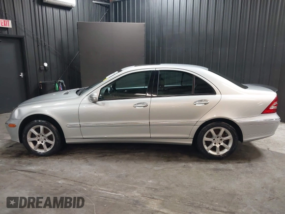 2007 Mercedes-Benz C 280 Luxury z VIN WDBRF92H07F912730, wystawiony jako IAAI lot #42359196 z przebiegiem 138 429 mil mil oraz . Historia ofert i sprzedaży dostępna na DreamBid. Obrazek 14.