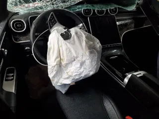 2024 Mercedes-Benz GLC 300 z VIN W1NKM4HB7RF210561, wystawiony jako Copart lot #59871445 z przebiegiem Nie podano mil oraz Szkoda całkowita • Salvage title. Historia ofert i sprzedaży dostępna na DreamBid. Obrazek 8.