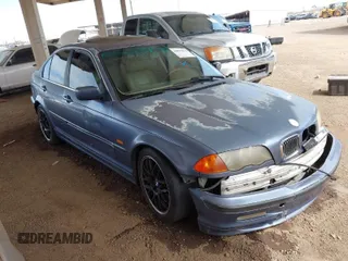 2001 BMW 3 Series 330i with VIN WBAAV53431FJ70608, listed as a IAAI auction lot 41897074 with 200,339 mi miles. Bid and sale history available at carsss.com. Image 1.