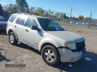 2008 Ford Escape XLT with VIN 1FMCU93158KA39754, listed as a IAAI auction lot 40660179 with 113,956 mi miles. Bid and sale history available at carsss.com. Image 1.