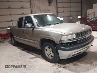 2002 Chevrolet Silverado 1500 LT with VIN 2GCEC19T021256016, listed as a IAAI auction lot 41947461 with 221,880 mi miles. Bid and sale history available at carsss.com. Image 1.