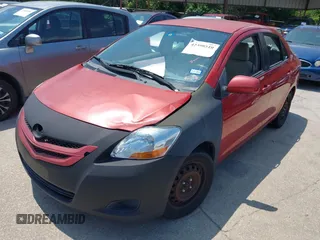 2009 Toyota Yaris z VIN JTDBT903791320843, wystawiony jako IAAI lot #42390510 z przebiegiem 331 439 mil mil oraz . Historia ofert i sprzedaży dostępna na DreamBid. Obrazek 2.