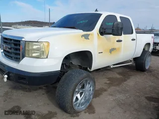 2008 GMC Sierra 2500HD SLE1 with VIN 1GTHK23608F184809, listed as a IAAI auction lot 41089039 with 272,436 mi miles. Bid and sale history available at carsss.com. Image 2.