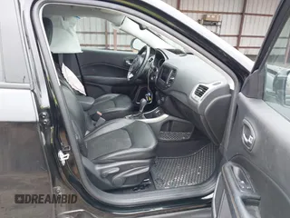 2021 Jeep Compass Latitude z VIN 3C4NJCBBXMT518158, wystawiony jako IAAI lot #41485058 z przebiegiem 95 309 mil mil oraz . Historia ofert i sprzedaży dostępna na DreamBid. Obrazek 5.