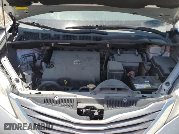 2015 Toyota Sienna XLE z VIN 5TDYK3DC3FS631916, wystawiony jako Copart lot #57876815 z przebiegiem 76 986 mil mil oraz Czysty tytuł • Clean title. Historia ofert i sprzedaży dostępna na DreamBid. Obrazek 12.
