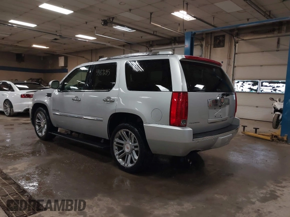 2014 Cadillac Escalade Platinum z VIN 1GYS4DEF4ER220739, wystawiony jako IAAI lot #41887685 z przebiegiem 150 067 mil mil oraz . Historia ofert i sprzedaży dostępna na DreamBid. Obrazek 3.