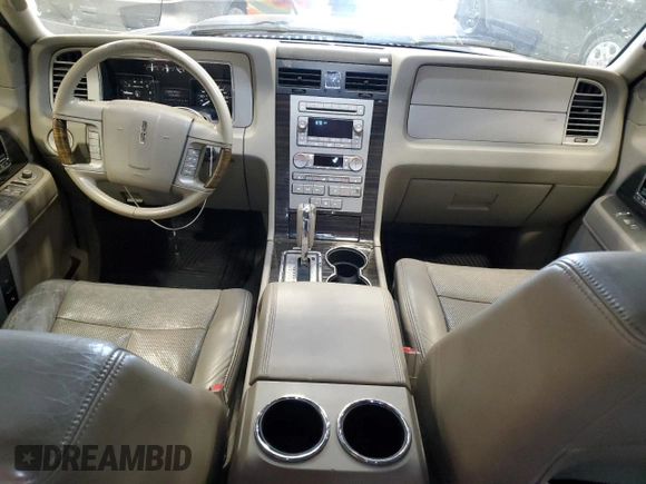 2010 Lincoln Navigator z VIN 5LMJJ2J50AEJ05769, wystawiony jako Copart lot #41848205 z przebiegiem 164 936 mil mil oraz Nie do naprawy • Non repairable. Historia ofert i sprzedaży dostępna na DreamBid. Obrazek 8.