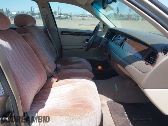 1999 Lincoln Town Car Signature z VIN 1LNHM82WXXY678088, wystawiony jako IAAI lot #42097845 z przebiegiem 174 561 mil mil oraz . Historia ofert i sprzedaży dostępna na DreamBid. Obrazek 5.