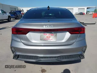 2023 Kia Forte LXS z VIN 3KPF24AD1PE592622, wystawiony jako IAAI lot #42011998 z przebiegiem 20 746 mil mil oraz . Historia ofert i sprzedaży dostępna na DreamBid. Obrazek 16.