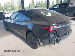 2025 Tesla Model 3 Long Range z VIN 5YJ3E1EA6SF990792, wystawiony jako IAAI lot #42713456 z przebiegiem 1 038 mil mil oraz . Historia ofert i sprzedaży dostępna na DreamBid. Obrazek 3.