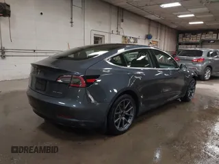 2020 Tesla Model 3 Long Range z VIN 5YJ3E1EB0LF800804, wystawiony jako IAAI lot #42137223 z przebiegiem 52 482 mil mil oraz . Historia ofert i sprzedaży dostępna na DreamBid. Obrazek 4.