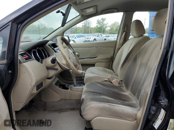 2009 Nissan Versa S z VIN 3N1BC13E19L447131, wystawiony jako Copart lot #54858845 z przebiegiem 190 029 mil mil oraz Nie do naprawy • Non repairable. Historia ofert i sprzedaży dostępna na DreamBid. Obrazek 7.