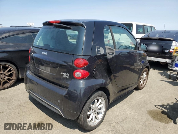 2014 Smart fortwo Passion z VIN WMEEJ9AA0EK788192, wystawiony jako Copart lot #68584984 z przebiegiem Nie podano mil oraz Szkoda całkowita • Salvage title. Historia ofert i sprzedaży dostępna na DreamBid. Obrazek 3.
