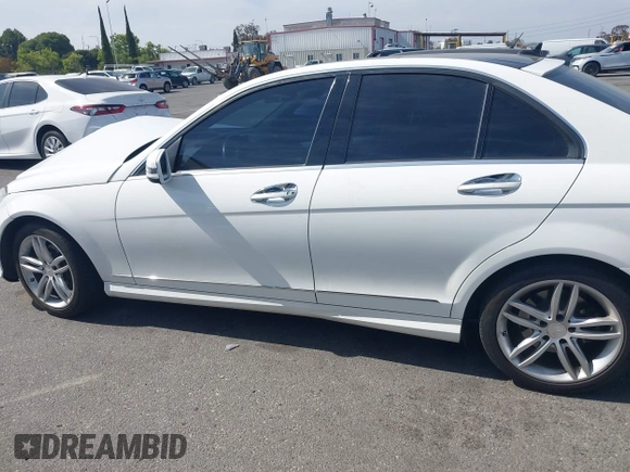 2014 Mercedes-Benz C 250 Sport z VIN WDDGF4HB0EG162208, wystawiony jako IAAI lot #42282529 z przebiegiem 91 399 mil mil oraz . Historia ofert i sprzedaży dostępna na DreamBid. Obrazek 14.