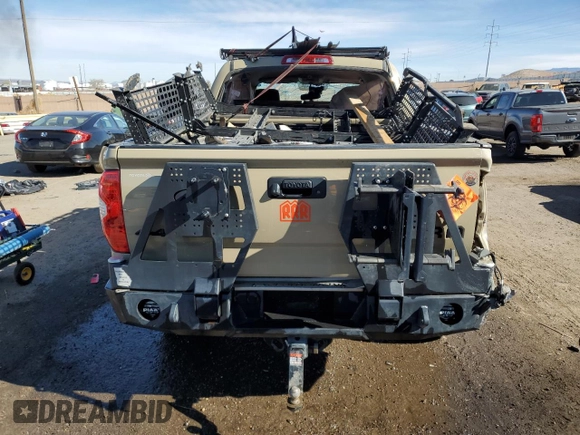 2018 Toyota Tundra SR5 z VIN 5TFDW5F11JX771458, wystawiony jako Copart lot #49687745 z przebiegiem 129 964 mil mil oraz Szkoda całkowita • Salvage title. Historia ofert i sprzedaży dostępna na DreamBid. Obrazek 6.