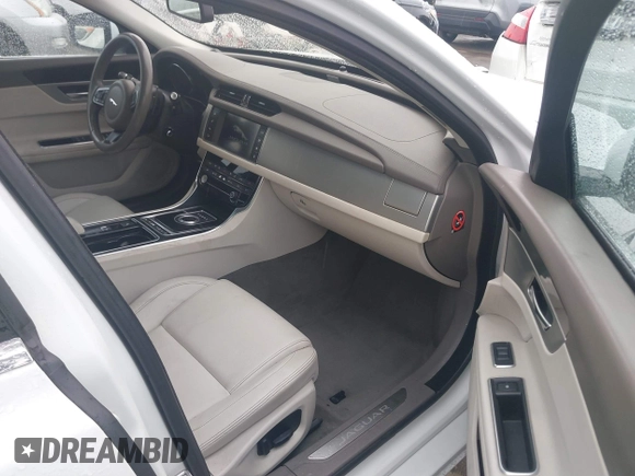 2016 Jaguar XF 35t Premium with VIN SAJBD4BV8GCY18423, listed as a IAAI auction lot 41712643 with 92,393 mi miles. Bid and sale history available at carsss.com. Image 5.