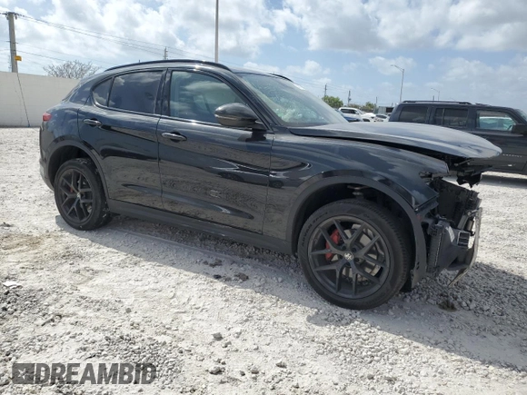 2019 Alfa Romeo Stelvio z VIN ZASPAKAN8K7C49262, wystawiony jako Copart lot #54317625 z przebiegiem Nie podano mil oraz Nie do naprawy • Non repairable. Historia ofert i sprzedaży dostępna na DreamBid. Obrazek 4.