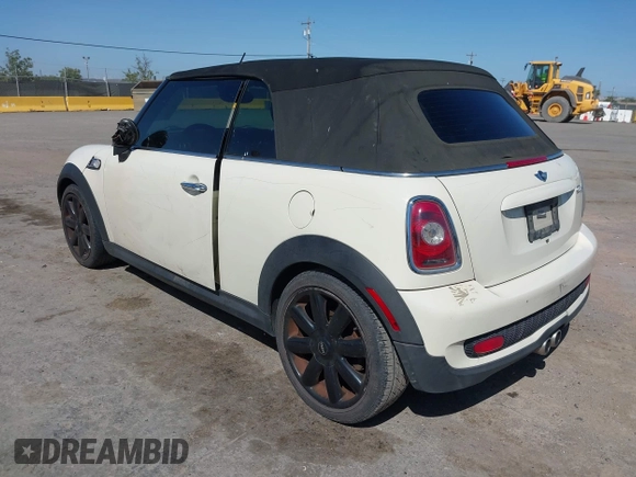 2010 MINI Convertible S z VIN WMWMS3C59ATY09465, wystawiony jako IAAI lot #42180490 z przebiegiem 112 343 mil mil oraz . Historia ofert i sprzedaży dostępna na DreamBid. Obrazek 3.