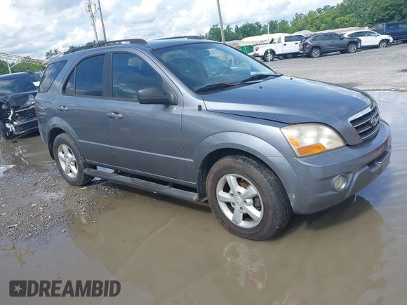 2008 Kia Sorento LX z VIN KNDJC735385819725, wystawiony jako IAAI lot #42487480 z przebiegiem 107 284 mil mil oraz . Historia ofert i sprzedaży dostępna na DreamBid. Obrazek 1.