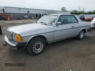1982 Mercedes-Benz 300 z VIN WDBAB53A2CB000735, wystawiony jako Copart lot #55558185 z przebiegiem 176 245 mil mil oraz Czysty tytuł • Clean title. Historia ofert i sprzedaży dostępna na DreamBid. Obrazek 1.