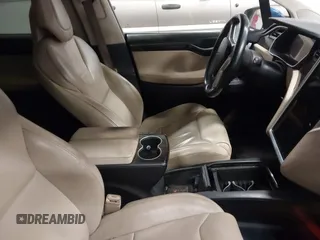 2016 Tesla Model X 70D z VIN 5YJXCBE27GF012024, wystawiony jako IAAI lot #41799547 z przebiegiem Nie podano mil oraz . Historia ofert i sprzedaży dostępna na DreamBid. Obrazek 16.
