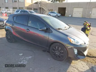 2015 Toyota Prius One z VIN JTDKDTB36F1585773, wystawiony jako IAAI lot #42380434 z przebiegiem 174 093 mil mil oraz . Historia ofert i sprzedaży dostępna na DreamBid. Obrazek 1.