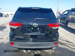 2018 Toyota Highlander LE z VIN 5TDZZRFH3JS252287, wystawiony jako IAAI lot #42216207 z przebiegiem 104 340 mil mil oraz . Historia ofert i sprzedaży dostępna na DreamBid. Obrazek 16.