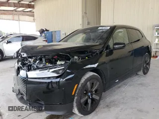 2023 BMW iX xDrive50 z VIN WB523CF08PCL23354, wystawiony jako Copart lot #67861052 z przebiegiem 718 mil mil oraz . Historia ofert i sprzedaży dostępna na DreamBid. Obrazek 1.