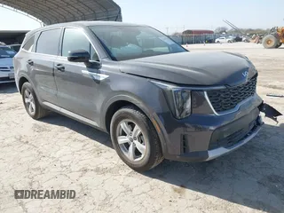 2025 Kia Sorento LX z VIN 5XYRG4JC4SG355799, wystawiony jako IAAI lot #41709416 z przebiegiem 1698 mil mil oraz . Historia ofert i sprzedaży dostępna na DreamBid. Obrazek 1.