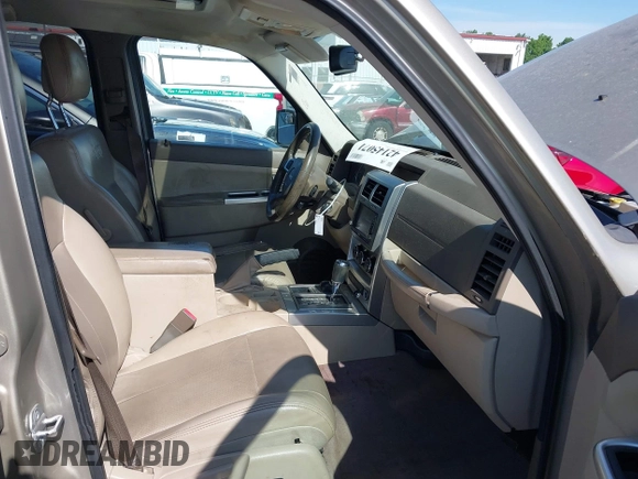 2010 Jeep Liberty Limited z VIN 1J4PN5GK0AW112035, wystawiony jako IAAI lot #42145071 z przebiegiem 151 889 mil mil oraz . Historia ofert i sprzedaży dostępna na DreamBid. Obrazek 5.