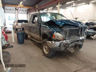 2000 Ford Super Duty F-250 XL with VIN 1FTNX21F5YEE22098, listed as a IAAI auction lot 40899007 with 254,361 mi miles. Bid and sale history available at carsss.com. Image 1.