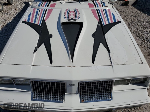 1983 Oldsmobile Cutlass Supreme z VIN 1G3AR47A2DM503155, wystawiony jako Copart lot #85253274 z przebiegiem Nie podano mil oraz Szkoda całkowita • Salvage title. Historia ofert i sprzedaży dostępna na DreamBid. Obrazek 11.