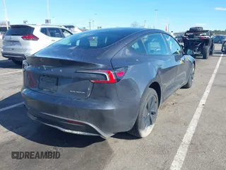 2025 Tesla Model 3 Long Range z VIN 5YJ3E1EBXSF913691, wystawiony jako IAAI lot #41699545 z przebiegiem 3 609 mil mil oraz . Historia ofert i sprzedaży dostępna na DreamBid. Obrazek 4.