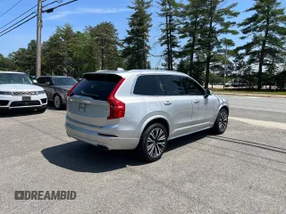 2021 Volvo XC90 Momentum z VIN YV4102CK7M1688329, wystawiony jako Copart lot #61495905 z przebiegiem 97 604 mil mil oraz Czysty tytuł • Clean title. Historia ofert i sprzedaży dostępna na DreamBid. Obrazek 4.