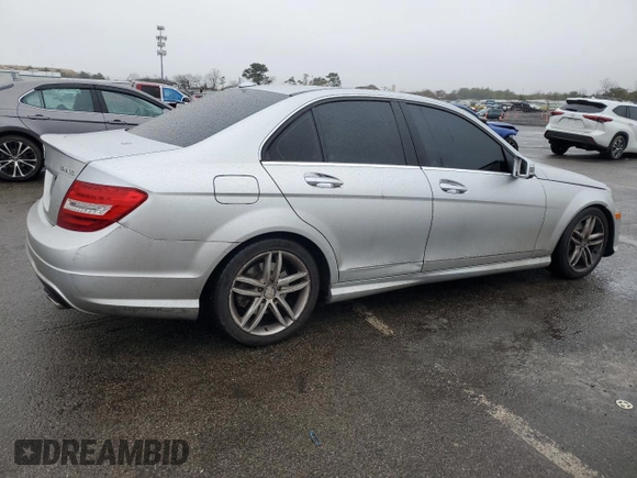2013 Mercedes-Benz C 300 Sport с VIN WDDGF8AB4DA796219, выставлен на аукционе Copart как лот 49306065 с пробегом 87 831 миль миль и На запчасти • Non repairable. История ставок и продаж доступна на DreamBid. Изображение 3.