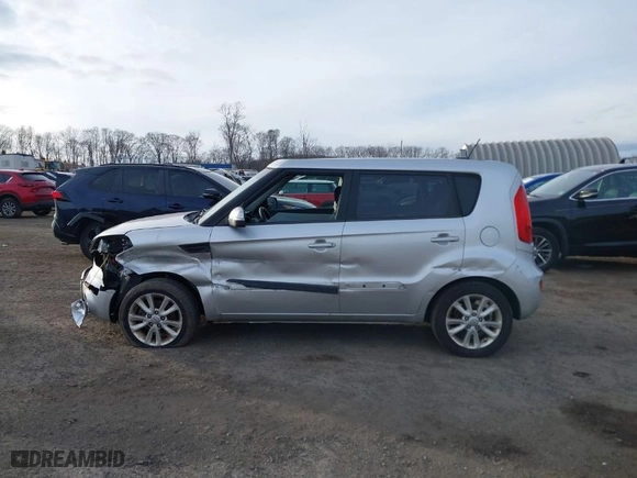 2013 Kia Soul ! with VIN KNDJT2A63D7572137, listed as a IAAI auction lot 41664602 with NaN miles. Bid and sale history available at carsss.com. Image 14.