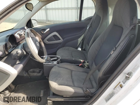 2015 Smart fortwo Passion z VIN WMEEJ3BA8FK800733, wystawiony jako Copart lot #57268944 z przebiegiem Nie podano mil oraz Szkoda całkowita • Salvage title. Historia ofert i sprzedaży dostępna na DreamBid. Obrazek 7.