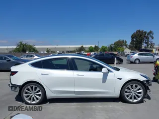 2020 Tesla Model 3 Long Range z VIN 5YJ3E1EB7LF628030, wystawiony jako IAAI lot #42357277 z przebiegiem 82 379 mil mil oraz . Historia ofert i sprzedaży dostępna na DreamBid. Obrazek 13.
