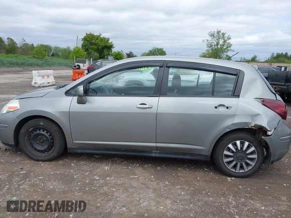 2012 Nissan Versa S z VIN 3N1BC1CP7CK800017, wystawiony jako IAAI lot #42270666 z przebiegiem 152 790 mil mil oraz . Historia ofert i sprzedaży dostępna na DreamBid. Obrazek 14.