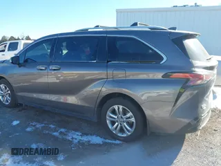 2024 Toyota Sienna Platinum z VIN 5TDESKFC6RS124975, wystawiony jako IAAI lot #41476741 z przebiegiem 15 603 mil mil oraz . Historia ofert i sprzedaży dostępna na DreamBid. Obrazek 15.