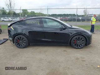 2023 Tesla Model Y Performance z VIN 7SAYGDEF7PF663387, wystawiony jako IAAI lot #42129258 z przebiegiem 42 691 mil mil oraz . Historia ofert i sprzedaży dostępna na DreamBid. Obrazek 14.