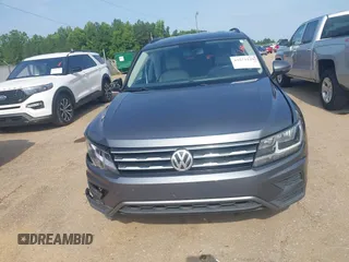 2018 Volkswagen Tiguan SEL z VIN 3VV3B7AX1JM045203, wystawiony jako IAAI lot #42572229 z przebiegiem 104 873 mil mil oraz . Historia ofert i sprzedaży dostępna na DreamBid. Obrazek 12.
