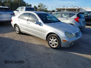 2002 Mercedes-Benz C 230/260/280/320 z VIN WDBRF61J12F141044, wystawiony jako IAAI lot #41424841 z przebiegiem 304 862 mil mil oraz . Historia ofert i sprzedaży dostępna na DreamBid. Obrazek 1.