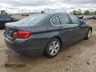 2013 BMW 5 Series 528i xDrive z VIN WBAXH5C59DD112318, wystawiony jako Copart lot #57650125 z przebiegiem 106 189 mil mil oraz Szkoda całkowita • Salvage title. Historia ofert i sprzedaży dostępna na DreamBid. Obrazek 3.
