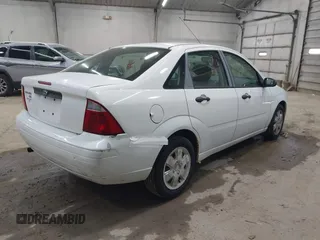 2007 Ford Focus S z VIN 1FAFP34N87W360398, wystawiony jako IAAI lot #42395300 z przebiegiem 96 220 mil mil oraz . Historia ofert i sprzedaży dostępna na DreamBid. Obrazek 4.