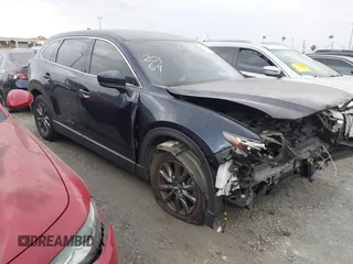 2021 Mazda CX-9 Touring z VIN JM3TCACY9M0526880, wystawiony jako IAAI lot #42310923 z przebiegiem 25 991 mil mil oraz . Historia ofert i sprzedaży dostępna na DreamBid. Obrazek 1.