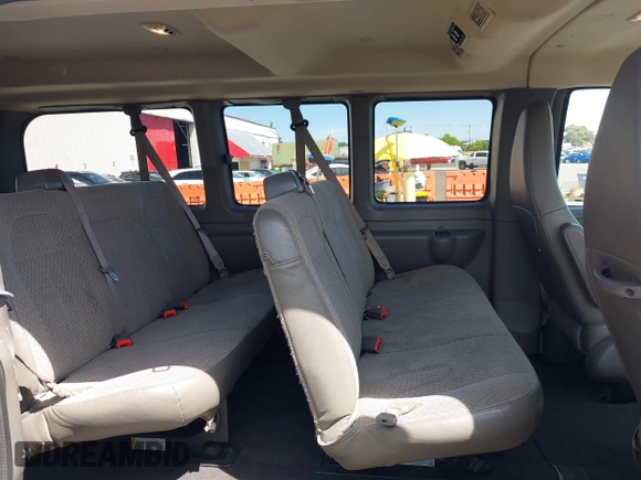 2020 Chevrolet Express Passenger z VIN 1GAWGFFGXL1155840, wystawiony jako IAAI lot #42207765 z przebiegiem 72 439 mil mil oraz . Historia ofert i sprzedaży dostępna na DreamBid. Obrazek 8.