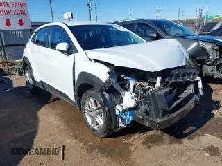 2021 Hyundai Kona SE z VIN KM8K12AA8MU647667, wystawiony jako IAAI lot #40883334 z przebiegiem 71 912 mil mil oraz . Historia ofert i sprzedaży dostępna na DreamBid. Obrazek 1.