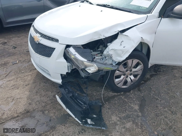 2013 Chevrolet Cruze LS with VIN 1G1PA5SHXD7220764, listed as a IAAI auction lot 40736688 with 100,969 mi miles. Bid and sale history available at carsss.com. Image 6.